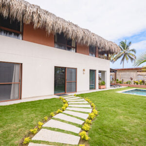 entrada villa habitaciones con piscina