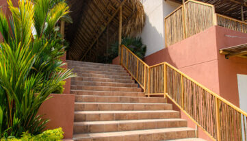 escalera senda kokkos beach
